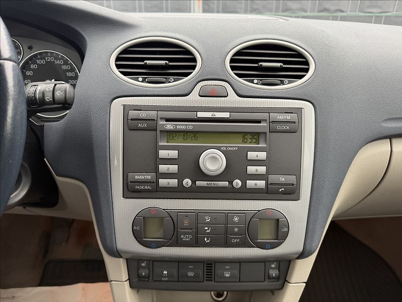 Ford Focus 1.6 Ghia - fotka 9 z 16