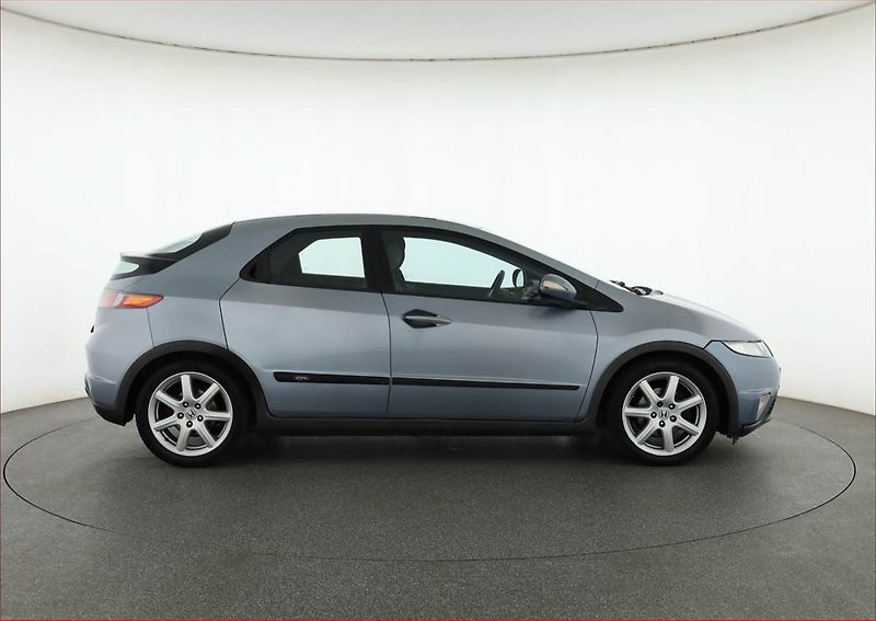 Honda Civic (2008) 1.8 i, po STK, jezdí výborně - fotka 6 z 18