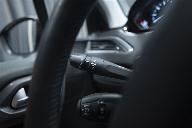 Peugeot 2008 1,2 i 1. AUT. AC VÝHŘEV 1. MAJ - fotka 21 z 36