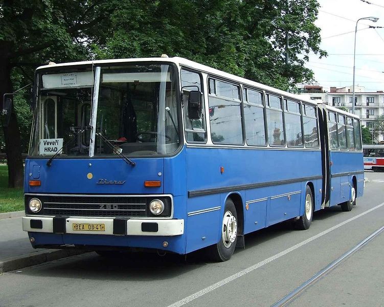 Maďarský kloubový autobus Ikarus 280 vyfotografovaný v Třebíči.