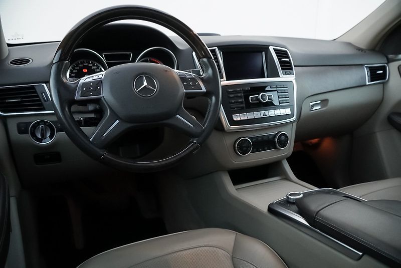 Mercedes-Benz Třídy M 350 CDi 4MATIC AMG - fotka 16 z 45