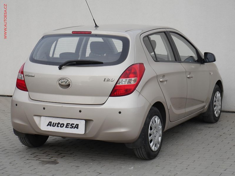 Hyundai i20 (2011) 1.2i, ČR, AC, park.asist - fotka 4 z 15