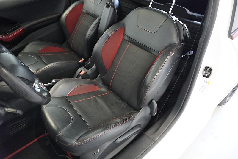 Peugeot 208 1,6 GTI 147kW THP - fotka 15 z 29