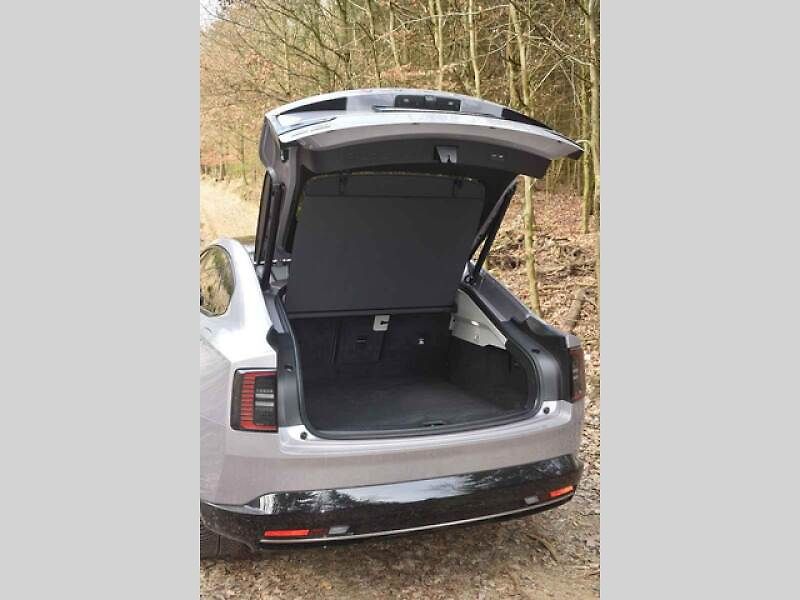 Nové Volvo ES 90 jsme projížděli ve středních Čechách.