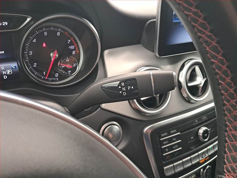 Mercedes-Benz GLA (2018) 250 4MATIC - fotka 16 z 17