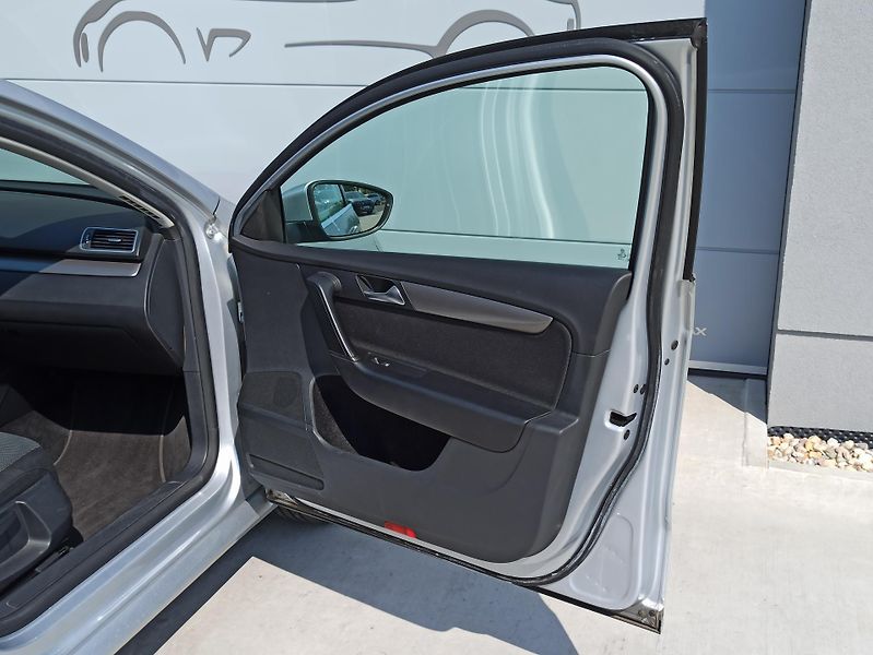 Volkswagen Passat 2.0TDI 103kW  - fotka 26 z 28