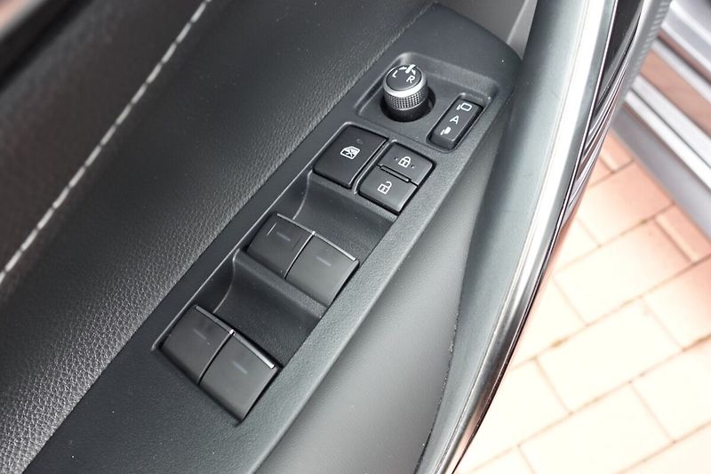 Toyota Corolla 2,0 HEV Executive TS - fotka 10 z 31
