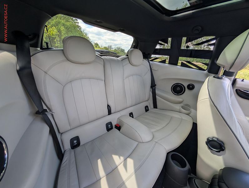 Mini Cooper (2016) 2.0i JCW, ČR, AT, LED, navi - fotka 21 z 23