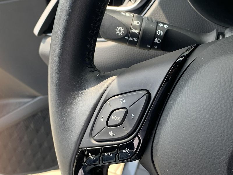 Toyota C-HR COMFORT 1,8 HYBRID 90kW AT - fotka 18 z 30