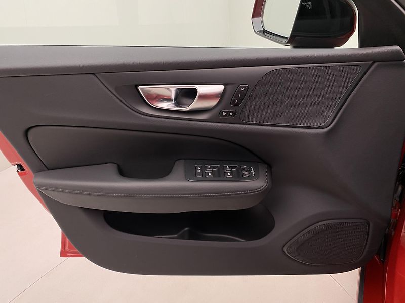 Volvo V60 B4 DARK PLUS AUT CZ - fotka 6 z 50