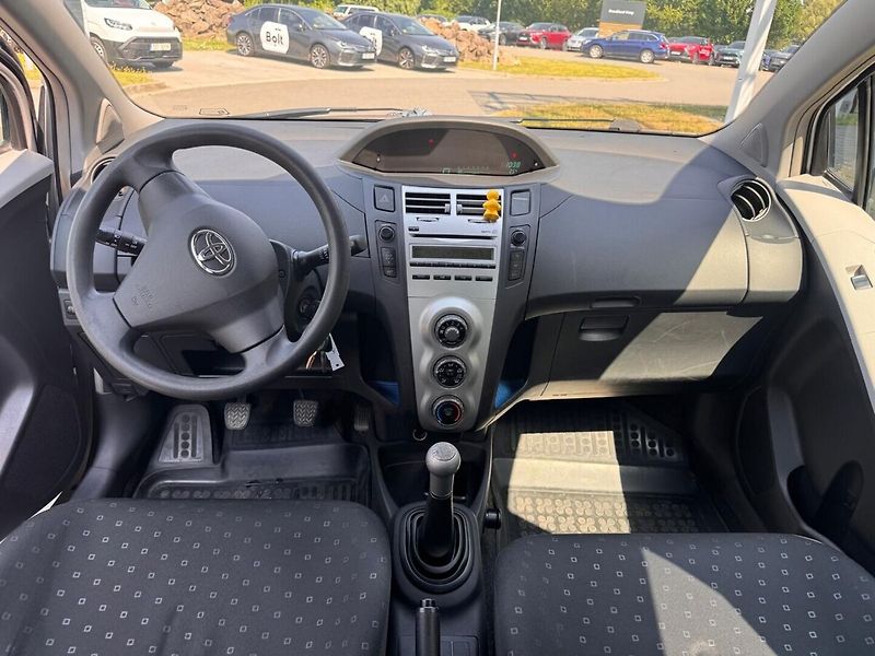 Toyota Yaris 1.3 - fotka 10 z 13