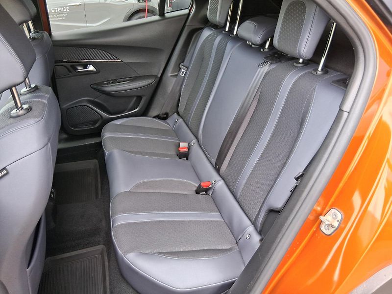 Peugeot 2008 ALLURE 1.5 BlueHDi 96 kW - fotka 5 z 24