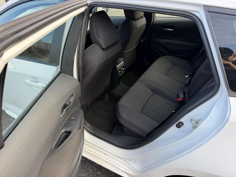 Toyota Corolla Kombi 1,8i hybrid automat  - fotka 17 z 19