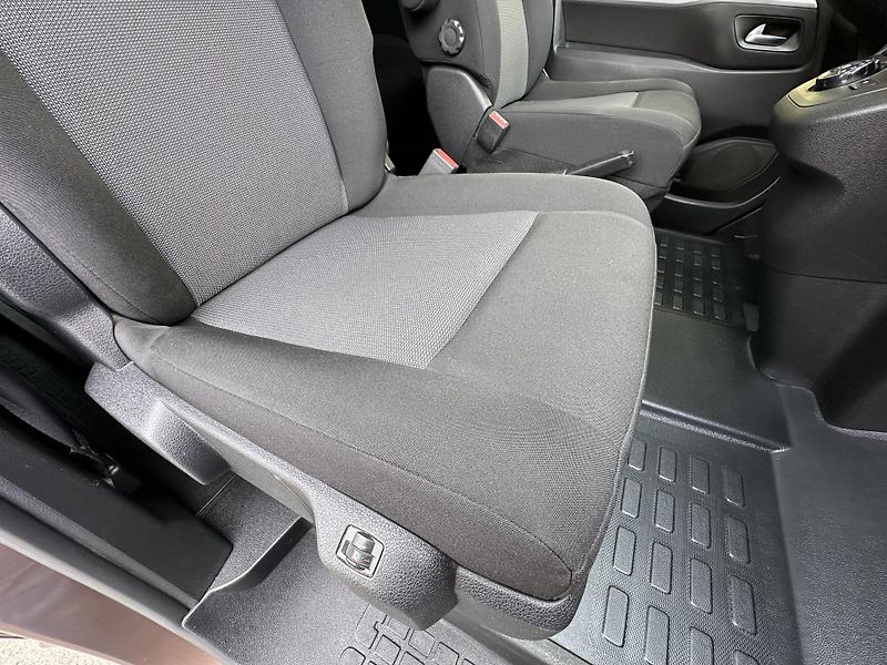Toyota ProAce (2020) AUTOMAT 2.0/130kW ČR * 5.Míst  - fotka 20 z 36