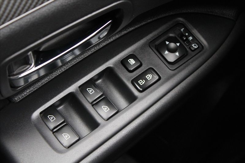 Mitsubishi Outlander 2,0 i  A/T,4x4,7.MÍST,INSTYLE+ - fotka 24 z 38