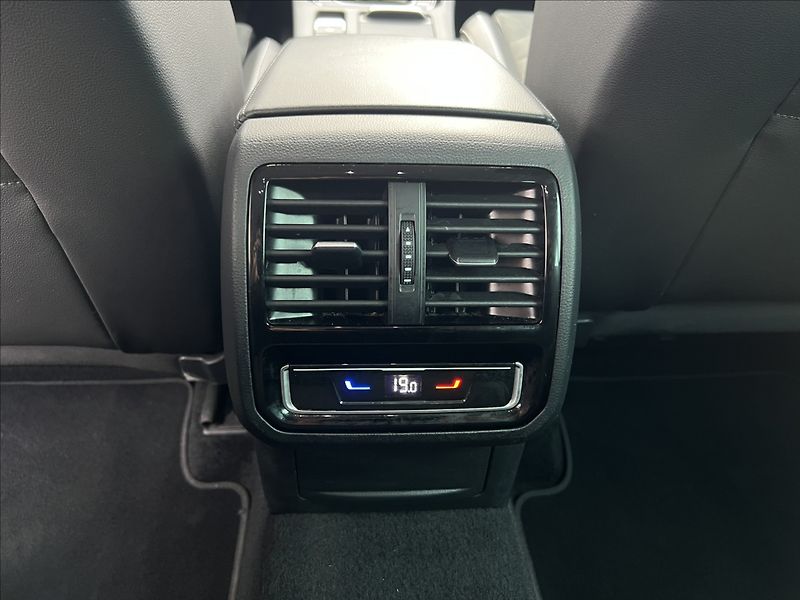Volkswagen Passat 2,0 TDi DSG ELEGANCE MATRIX - fotka 19 z 36