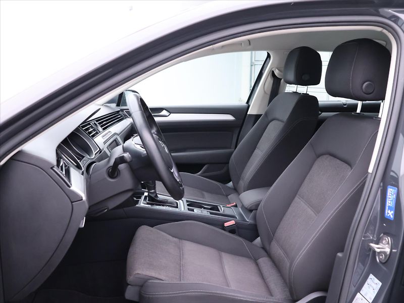 Volkswagen Passat 2,0 TDI 110kW DSG Comfort Navi - fotka 11 z 31