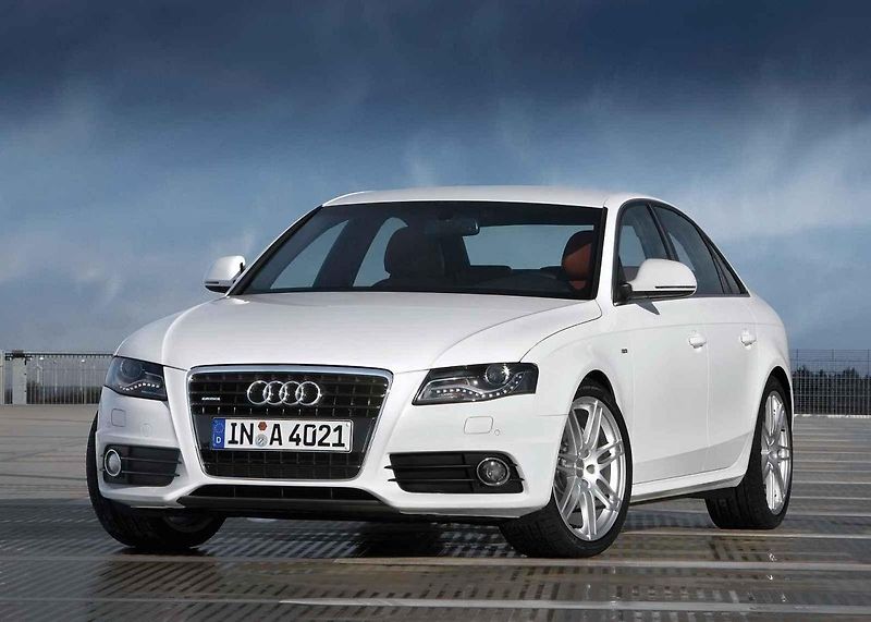Audi A4 se v první generaci chlubila nápaditými propagačními snímky.