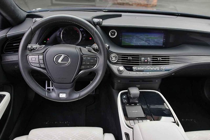 Lexus LS 500.