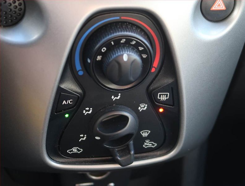 Toyota Aygo (2015) 1.0 VVT-i, Tempomat - fotka 16 z 18