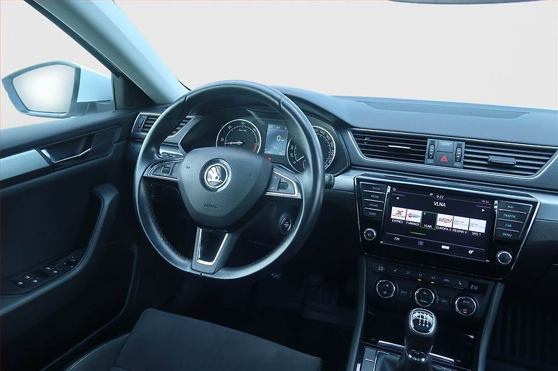 Škoda Superb (2016) 1.6 TDI, Kůže, Navi, Bi-Xenony - fotka 7 z 26