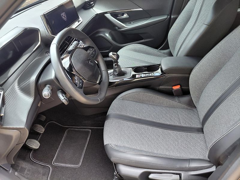 Peugeot 2008 (2024) 1.2i PureTech 110, 6-ti rychl. - fotka 10 z 12