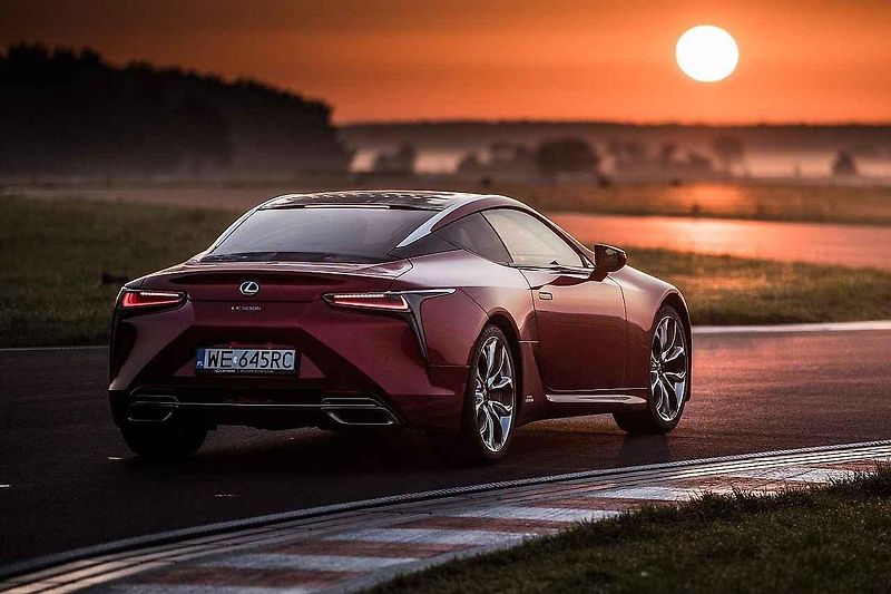 Interiér upraveného Nissanu GT-R.