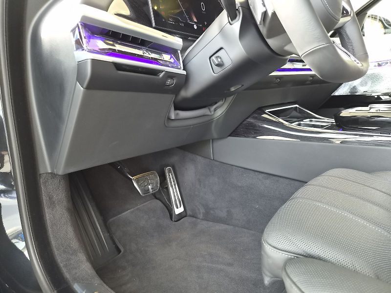 BMW Řada 7 740d xDrive - fotka 11 z 39