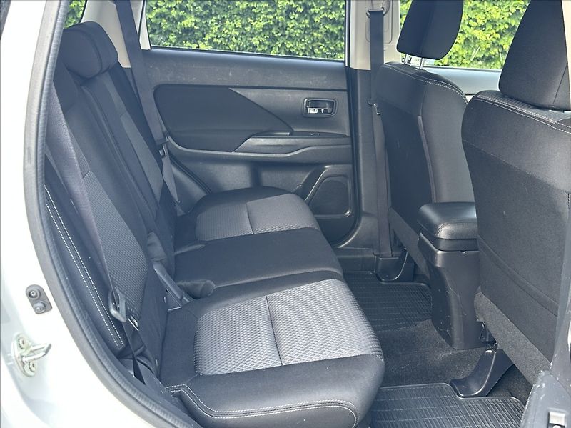 Mitsubishi Outlander 2,0 150PS  Intense A/T 4x4 - fotka 19 z 53