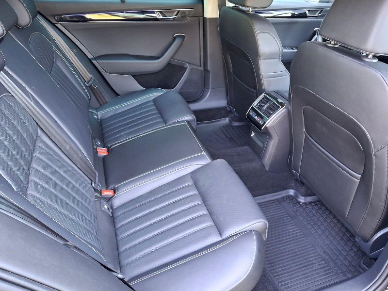 Škoda Superb (2024) Combi L&K DSG 4x4 2,0TSi 206kW - fotka 16 z 35
