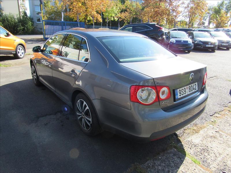 Volkswagen Jetta 2,0 TDi 103kW - fotka 6 z 24