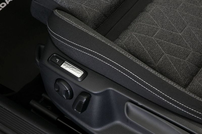 Volkswagen Passat 2.0TDI 110kW DSG IQ ACC Kamera - fotka 15 z 24
