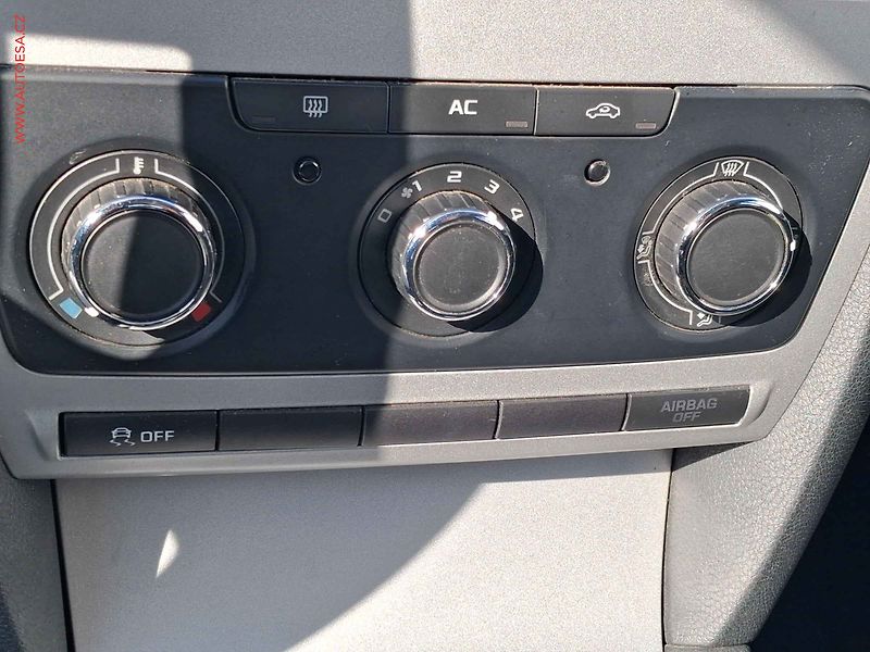 Škoda Octavia (2012) 1.6 TDI, ČR, AC, temp, tažné - fotka 14 z 16