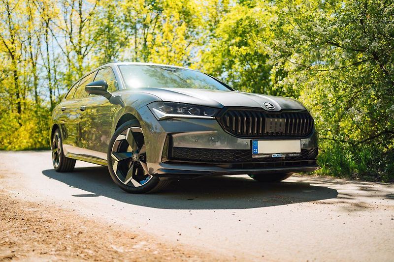 Škoda Superb (2025) 2.0 TDI, Sportline, HUD, Paměť - fotka 2 z 30