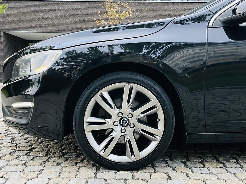 Volvo V60 2.0D 5VÁLEC AUT SERVISKA TAŽNÉ - fotka 44 z 44