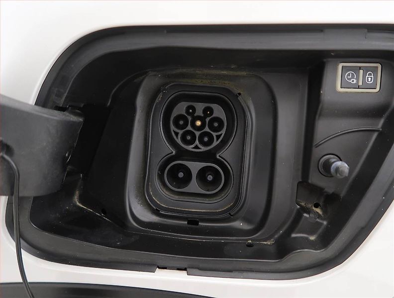 Peugeot 2008 (2021) Active 50 kWh, SoH 87% - fotka 22 z 23
