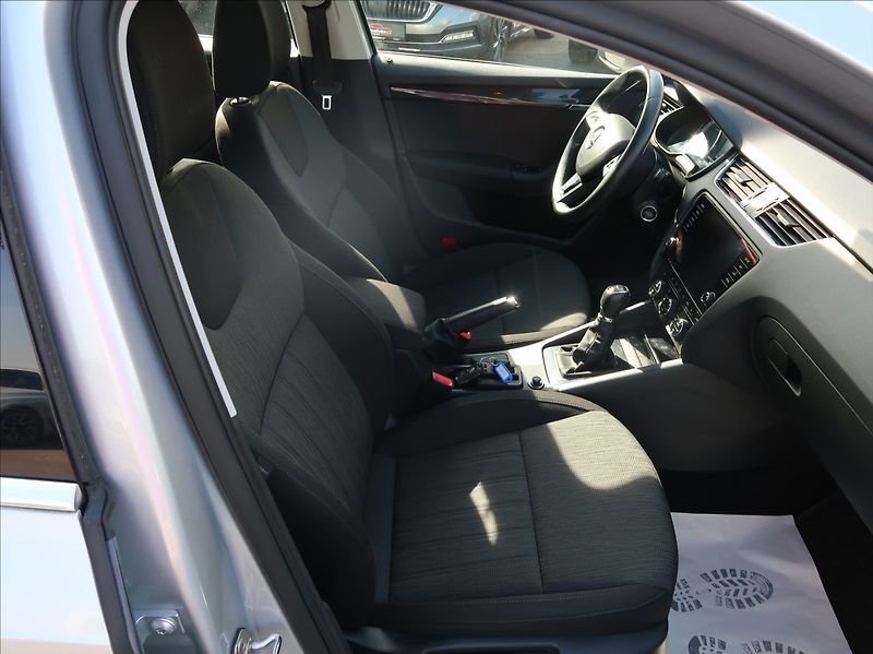 Škoda Octavia 1,6 TDi,85kW,Style,ČR,serv.kn. - fotka 13 z 28