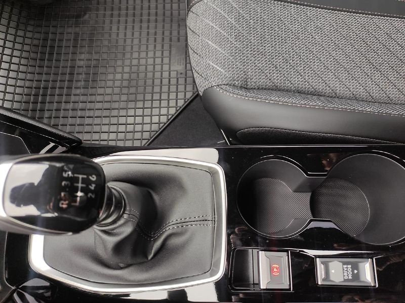 Peugeot 2008 (2026) ALLURE 1.2 100k MAN6  - fotka 26 z 28