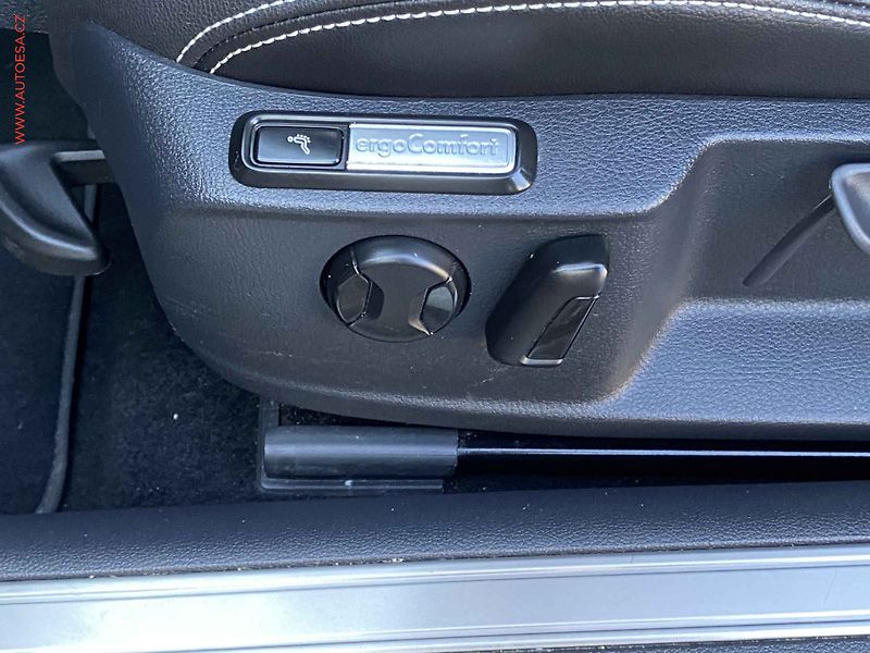 Volkswagen Passat (2023) 2.0 TDi, Elegance, DSG, TZ, - fotka 12 z 21