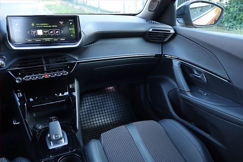 Peugeot 2008 (2021) 1.5 BlueHDi, Automat - fotka 8 z 26