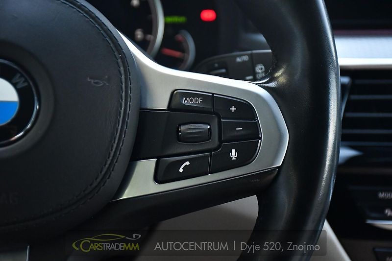 BMW Řada 5 520d xD M-SPORT HEAD-UP PANORA - fotka 31 z 58