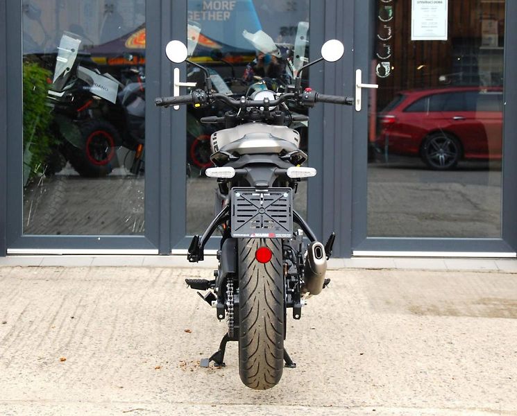 Royal Enfield (2026) Guerrilla 450 Apex Black - fotka 8 z 25