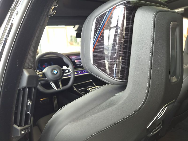BMW Řada 7 740d xDrive - fotka 14 z 39