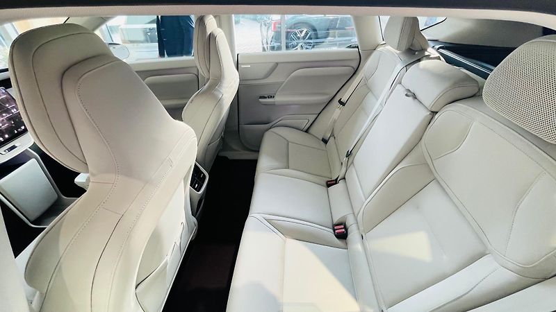 Volvo EX60 (2026) P10 AWD ULTRA - fotka 3 z 27