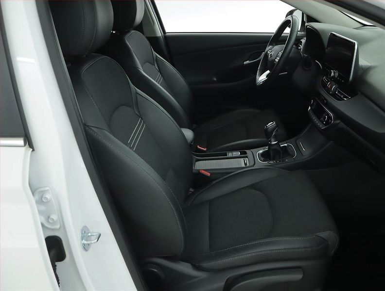 Hyundai i30 (2023) Style 1.5 T-GDI MHEV, ČR,1.maj - fotka 9 z 16