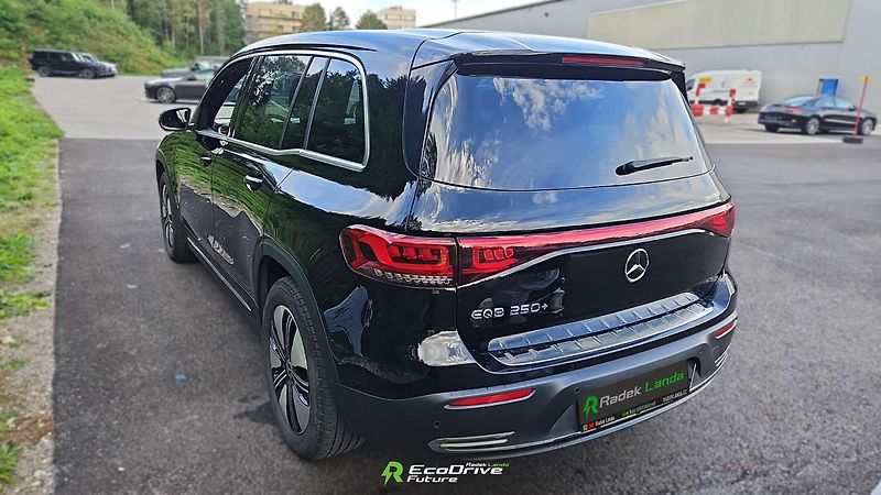 Mercedes-Benz EQB (2023) Electric Art – 70,5 kWh - fotka 3 z 10