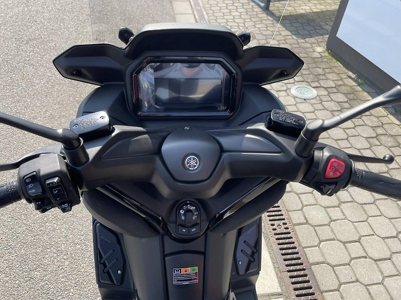 Yamaha (2026) XMAX 300 Tech Max EU5+ - fotka 10 z 12