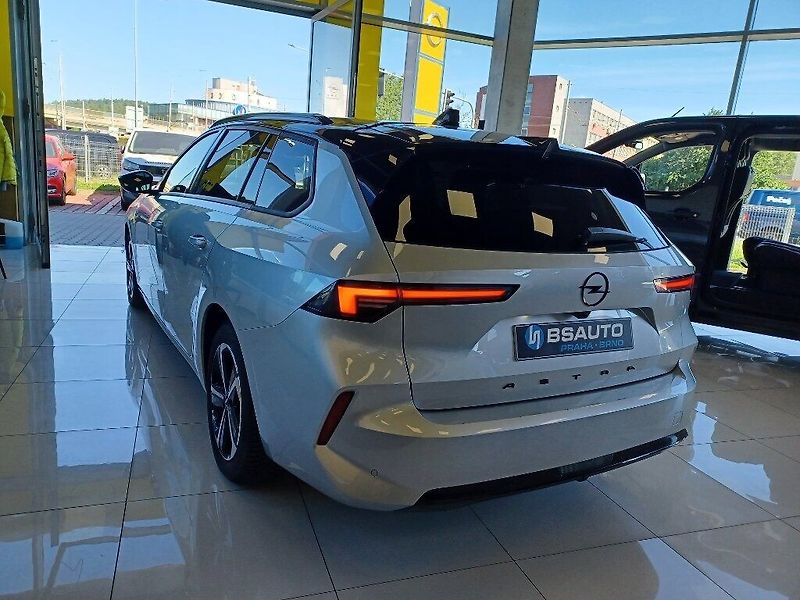 Opel Astra GS 1,2 Turbo AT8 - fotka 5 z 23