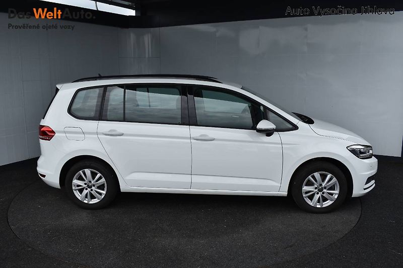 Volkswagen Touran (2022) 1.5TSI 110kW DSG, LED - fotka 7 z 23
