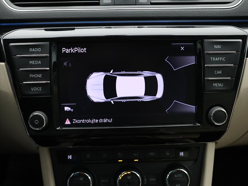 Škoda Superb 2,0 TDI 110kW L&K CZ Xenon - fotka 22 z 33